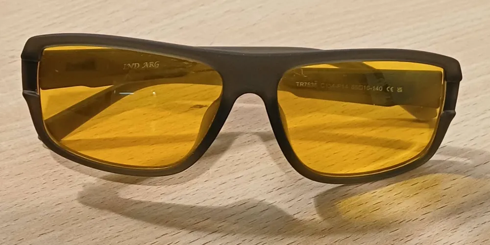 Anteojo 7536 N Y D, armazón gris mate con cristal anactínico polarizado amarillo