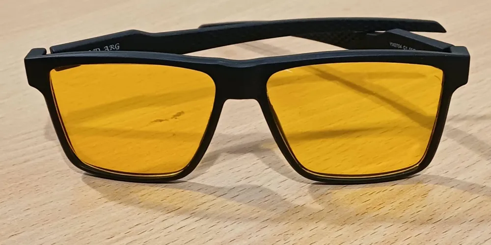 Anteojo AX 704 N Y D, armazón negro con cristal anactínico polarizado amarillo