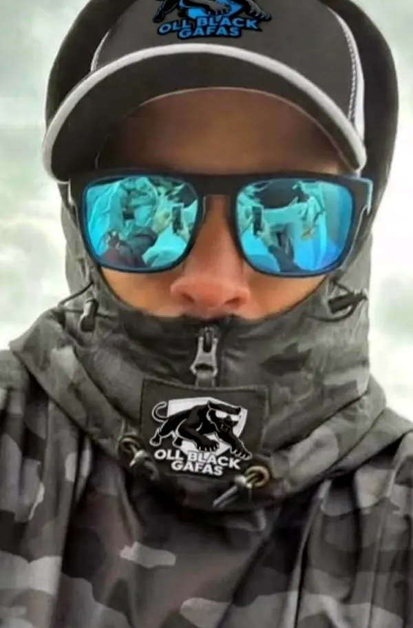 Guía de pesca usando anteojos Olblack con cristal azul espejado