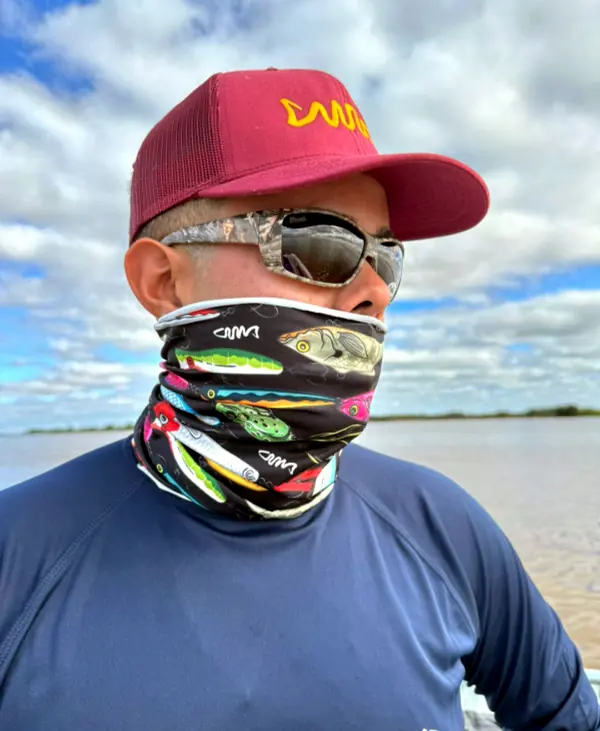 Pescador con anteojos Olblack en el río